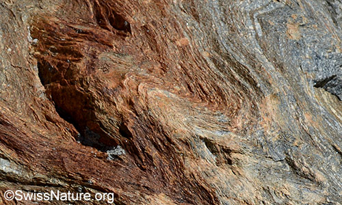 Kleinräumige Deformation (2) in einem Felsblock.