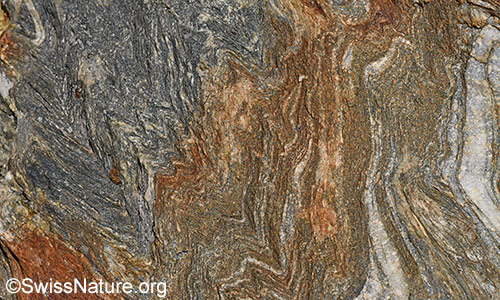 Bildausschnitt aus Felsblock mit Runzelschieferung (Krenulation)