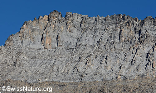 Geschichtete Felswand im Gebirge.