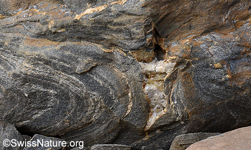 Zerrkluft mit Quarzkristallen in einem Felsblock.