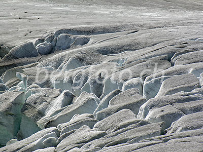 Foto: Gletscherabbruch im ausgeaperten Rhonegletscher.