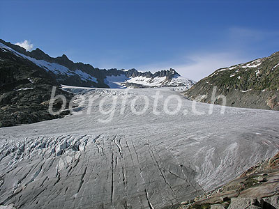 Foto: Blick über den ausgeaperten Rhonegletscher mit einigen Gletscherspalten. Die Aufnahme stammt aus dem Jahr 2007. Durch Vergleichen mit den Bildern Nr. DIA99275 und Nr. DIA99276 aus dem Jahr 1999 kann der Gletscherrückgang beobachtet werden.