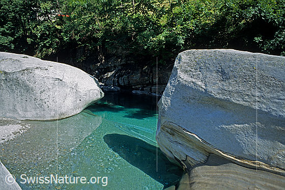 Foto: Das türkisfarbene und klare Wasser der Verzasca fliesst zwischen geschliffenen Felsblöcken hindurch.