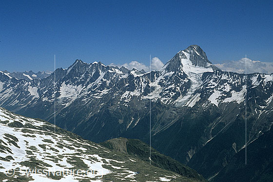 Foto: Bietschhorn von Nordwesten, Nestgletscher und Taleinschnitt des Lötschentals.
