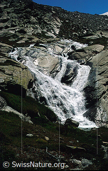 Foto: Wasserfall im im Triftij oberhalb von Zermatt.
Aufnahme ab Dia.