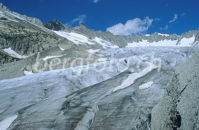 Foto: Blick über den Rhonegletscher. Die Aufnahme stammt aus dem Jahr 1999. Durch Vergleichen mit der Bild Nr. C029418 aus dem Jahr 2007 kann der Gletscherschwund beobachtet werden.
