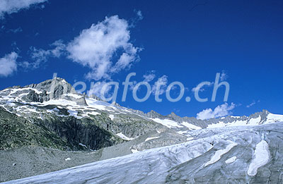 Foto: Blick über den Rhonegletscher. Die Aufnahme stammt aus dem Jahr 1999. Durch Vergleichen mit der Bild Nr. C029418 aus dem Jahr 2007 kann der Gletscherrückzug beobachtet werden.
