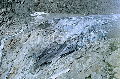Foto: Gletscherzunge des Rhonegletschers. Die Aufnahme stammt aus dem Jahr 1999. Durch Vergleichen mit der Bild Nr. F049874 aus dem Jahr 2007 kann der Gletscherrückgang beobachtet werden.
