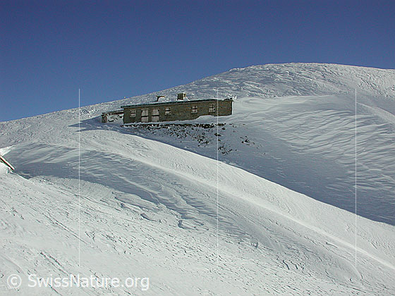 Foto: Eingewehte Hütte unterhalb des Gipfels des Gandhorn.
