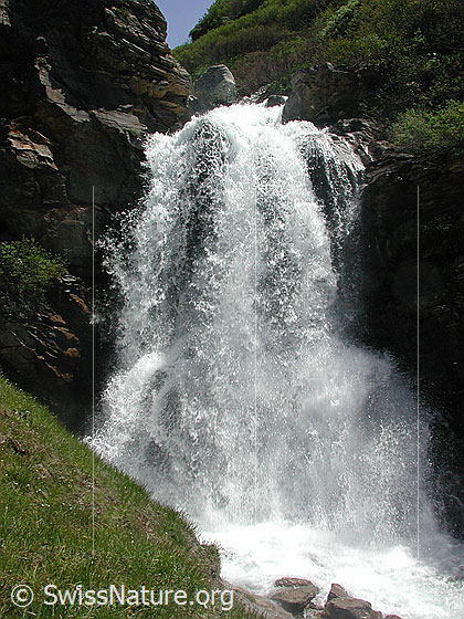 Foto: Grosser Wasserfall in der Nähe von Chiestaffel. Ansicht von vorne.