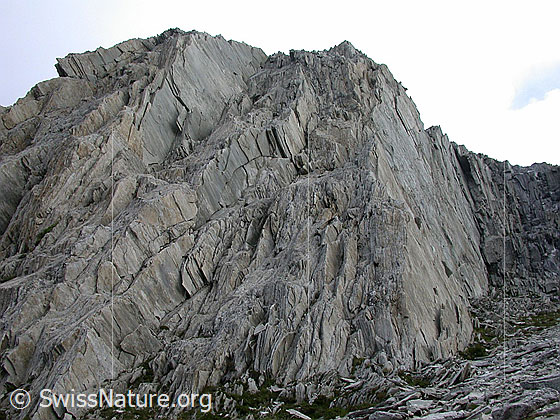 Foto: Interessante Felsschichtungen am Weg zum Geisspfadsee.
