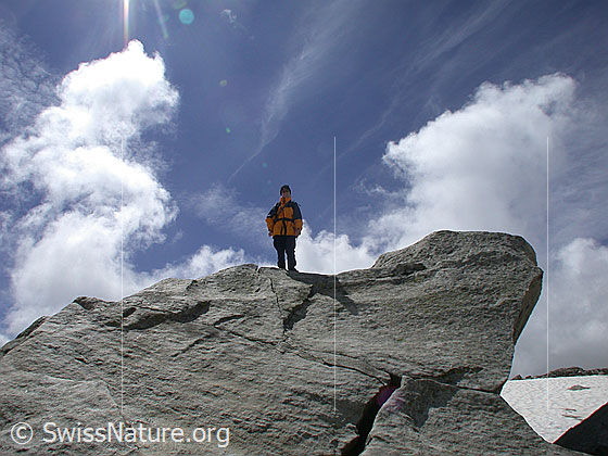 Foto: Person auf Felsblock