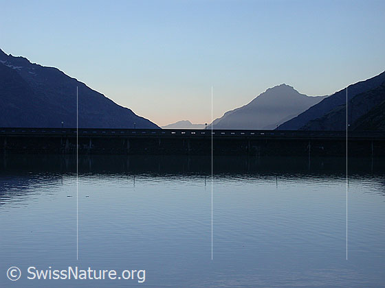 Foto: Staumauer Seeuferegg beim Grimselhospiz im Abendlicht.