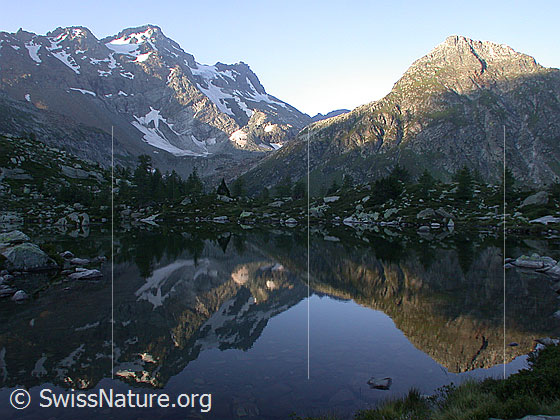 Foto: Mässersee mit Spiegelung. Im Hintergrund sind Schwarzhorn und Stockhorn sichtbar.