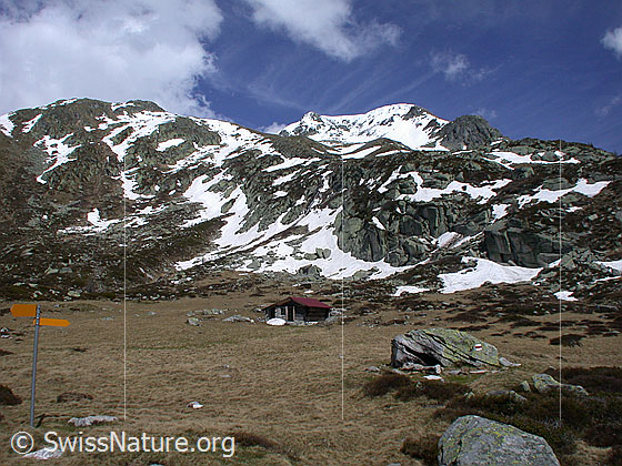 Foto: Berglandschaft E vom Mässersee. Im Vordergrund ist eine Alphütte sichtbar.
