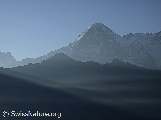 Foto: Tschuggen und Eiger von NW (unterhalb Lobhornhütte)
Sichtbar ist die Eigernordwand und eine interessante Schichtung von Dunst.