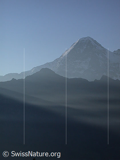 Foto: Tschuggen und Eiger von NW (unterhalb Lobhornhütte)
Sichtbar ist die Eigernordwand und eine interessante Schichtung von Dunst.