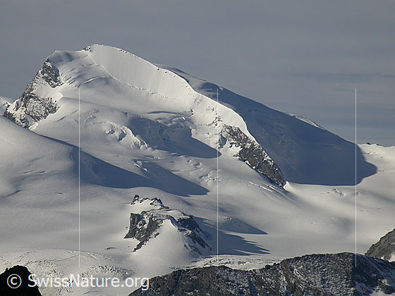 Foto: Strahlhorn von NNE (Hohsaas)
Davor der Allalingletscher.