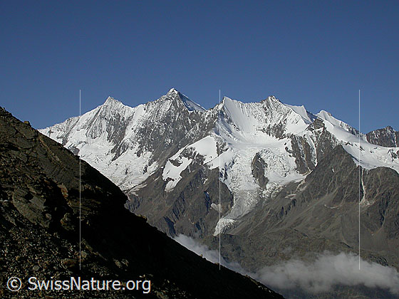 Foto: Mischabel von NE (Hohsaas)
Täschhorn, Dom, Lenzspitze, Nadelhorn, Stecknadelhorn und Hohberghorn. Vorgelagert  das Ulrichshorn.