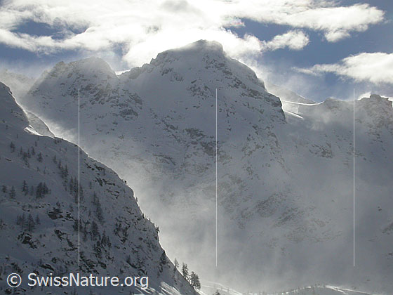 Foto: Frisch verschneite Landschaft mit Schwarzhorn von NE (Gand). Vor dem Schwarzhorn sind im Gegenlicht sehr grosse Schneefahnen zu sehen.