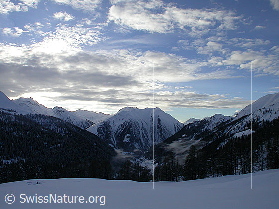 Foto: Abendstimmung über dem winterlichen Binntal.