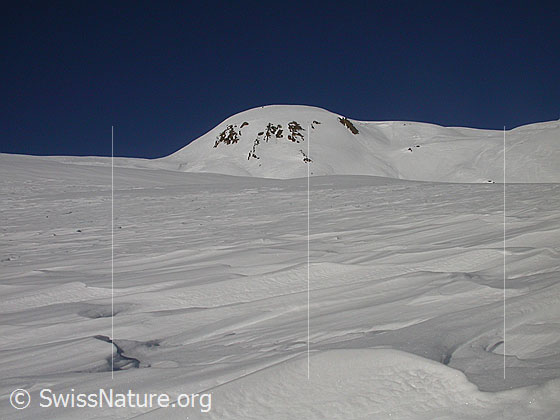 Foto: Gandhorn von S (Gand) Vordergrund: Vom Wind stark strukturierte Schneeoberfläche