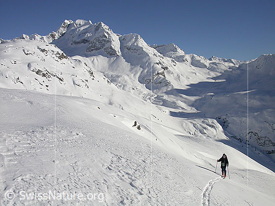 Foto: Ofenhorn von W  (Alp Wyssi) Im Vordergrund: Skitourenfahrerin