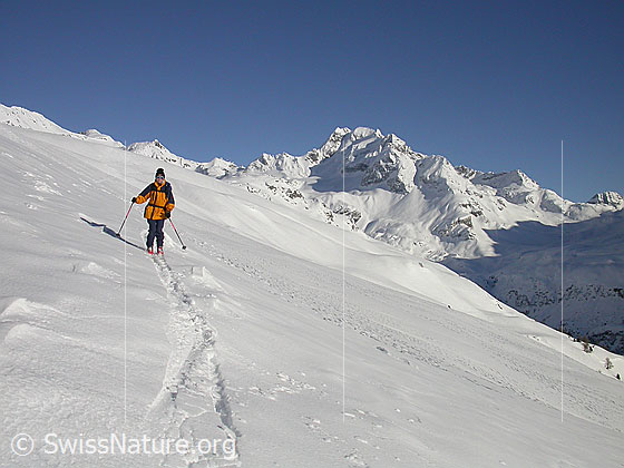 Foto: Ofenhorn von W (Alp Wyssi) mit Skitourenfahrerin im Vordergrund.
