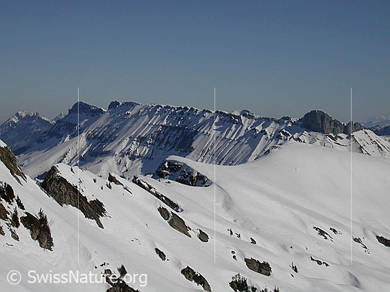 Foto: Abfahrt vom Hohgant West: Blick Richtung Schrattenfluh (Hengst und Schibegütsch).
