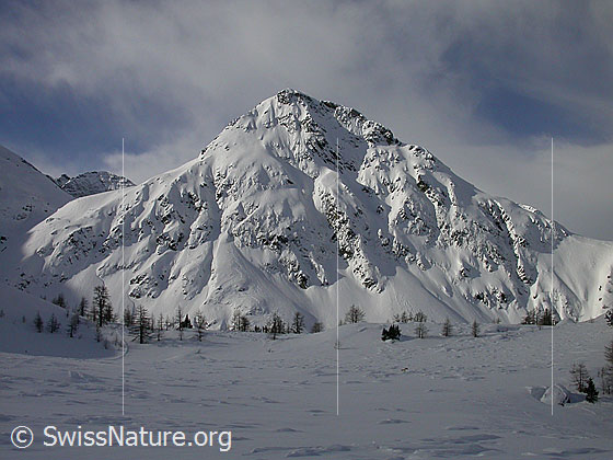 Foto: Blick vom Mässersse Richtung SW zum Vorgipfel des Stockhorn. Der Mässersee ist komplett mit Schnee und Eis bedeckt.