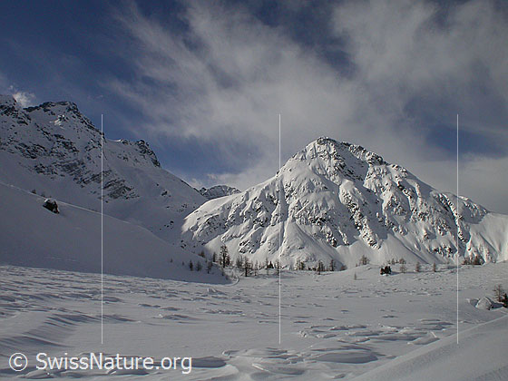 Foto: Blick vom Mässersse Richtung SW zu Schwarzhorn und Vorgipfel des Stockhorn. Der Mässersee ist komplett mit Schnee und Eis bedeckt.