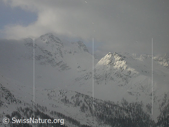 Foto: Im Aufstieg zum Gandhorn: Blick Richtung Schwarzhorn und Stockhorn (SSW). Während das Stockhorn von der Sonne beschienen wird, schneit es am Aufnahmeort.