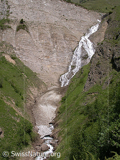 Foto: Wasserfall am Ausgang des Fäldbachtals während Schneeschmelze.