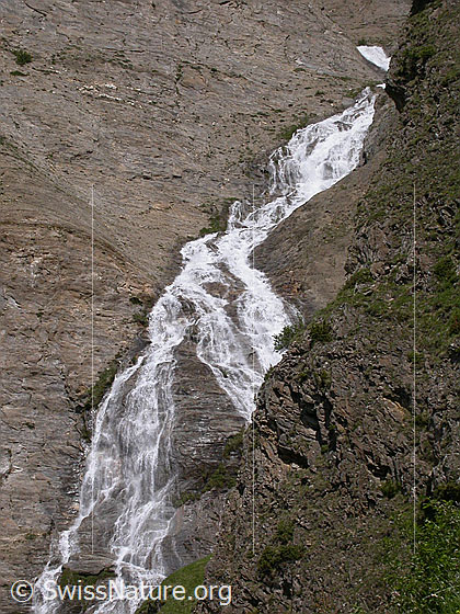 Foto: Wasserfall am Ausgang des Fäldbachtals während Schneeschmelze, Ausschnitt.