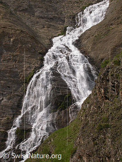 Foto: Wasserfall am Ausgang des Fäldbachtals während Schneeschmelze, Ausschnitt.