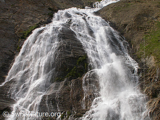 Foto: Wasserfall am Ausgang des Fäldbachtals während Schneeschmelze, Ausschnitt.