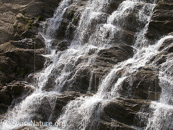 Foto: Wasserfall am Ausgang des Fäldbachtals während Schneeschmelze, Ausschnitt.