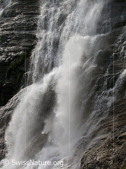 Foto: Wasserfall am Ausgang des Fäldbachtals während Schneeschmelze, Ausschnitt.