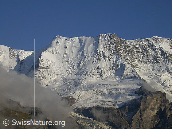 Foto: Äbeni Flue von NNW (Mürren) im Abendlicht.
Davor der Stuefesteigletscher.