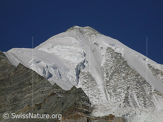 Foto: Weisshorn von E (Nähe Randa)
Zu sehen ist der Ostgrat (Normalroute) sowie die NE-Wand.