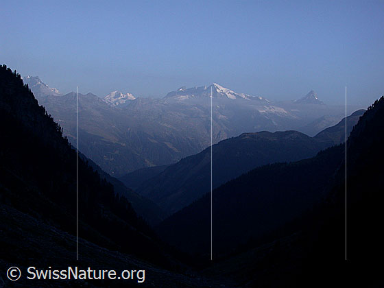Foto: Aufstieg durch das Kriegalptal im ersten Licht des Tages. Blick zurück über das Lengtal auf die Berner Alpen.