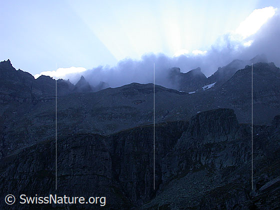 Foto: Im Aufstieg durch das Chriegalptal: Morgenstimmung über dem Gischihorn.