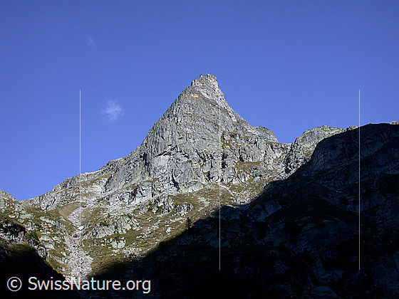 Foto: Blick vom Chriegalptal zum Turm, welcher die Gebiete Wanni- und Gischigletscher voneinander trennt.