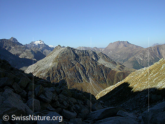 Foto: Blick vom Hotäl Richtung W: Hillehorn, Stockhorn, Bättlihorn.