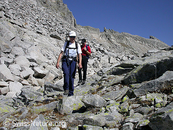 Foto: Alpinisten im Hotäl. Im Hintergund: Gross Schinhorn.