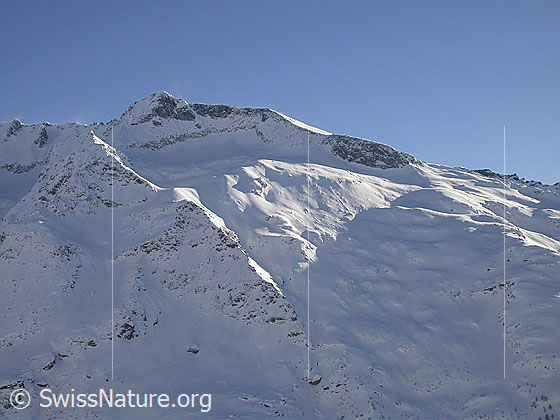 Foto: Unters Schinhorn. Verschneit im Streiflicht.