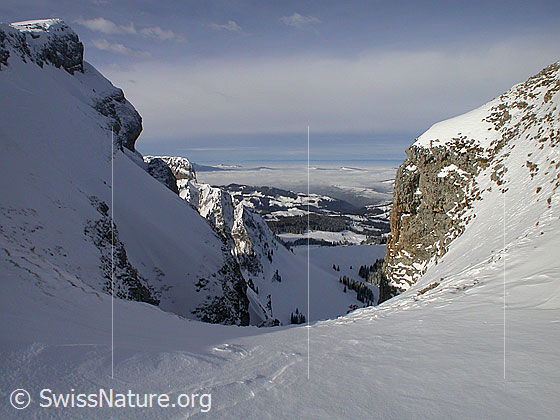 Foto: Im Aufstieg zu den Sieben Hengste: Blick Richtung Mittelland. Zu sehen ist ein Nebelmeer.