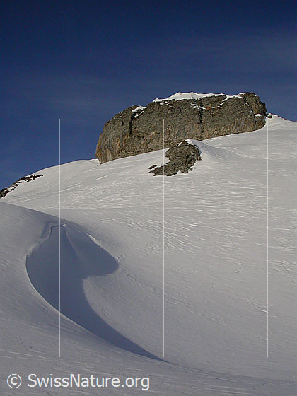 Foto: Im Aufstieg zum Türstenhäuptli: Blick zum Gipfelfels. 
Im Vordergrund ist eine schön geformte Schneeverwehung mit Schatten zu sehen.