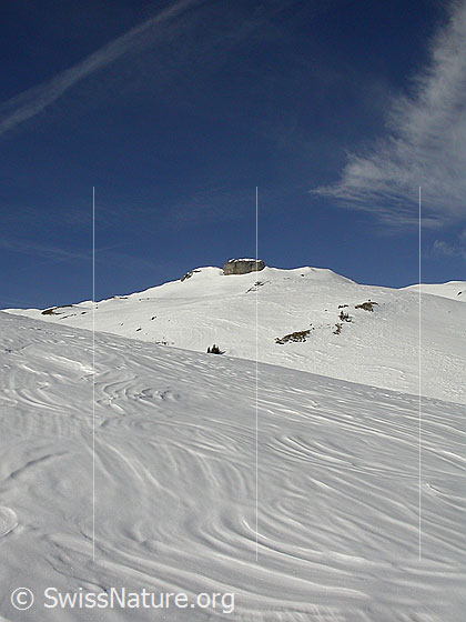 Foto: Türstenhäuptli. Im Vordergrund interessant geformte Schneeoberfläche.