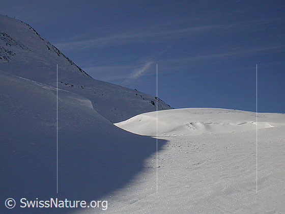 Foto: Licht und Schatten in unberührter Winterlandschaft auf Hockboden.